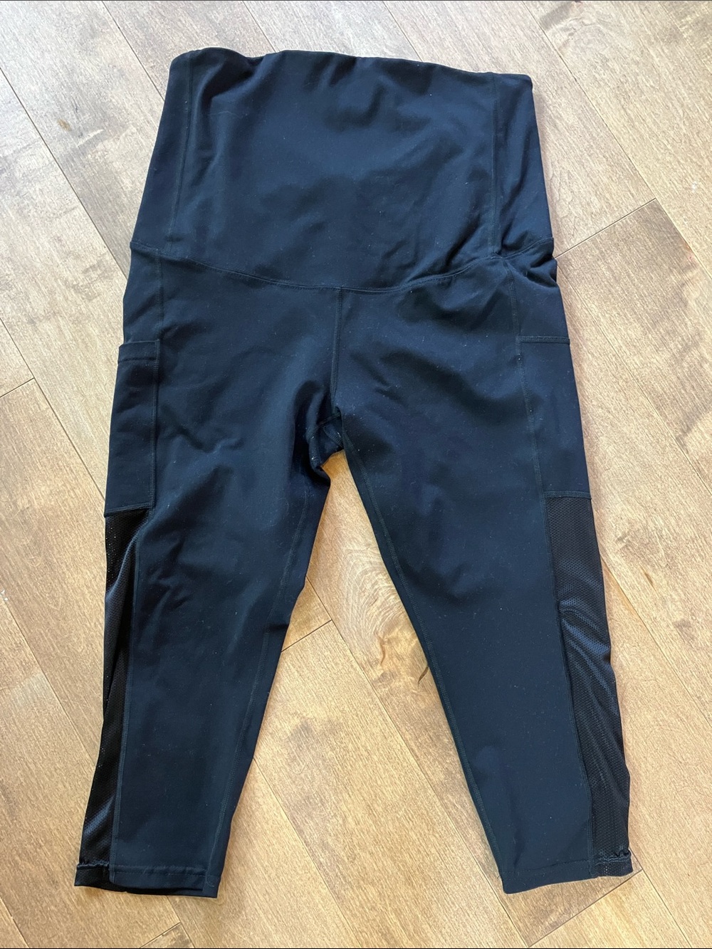 MATLETIK Maternity Athletic Black High-Waist Capri Leggings with Side Mesh
